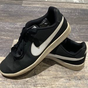 Women’s 7.5 Nike Court Royale Sneaker